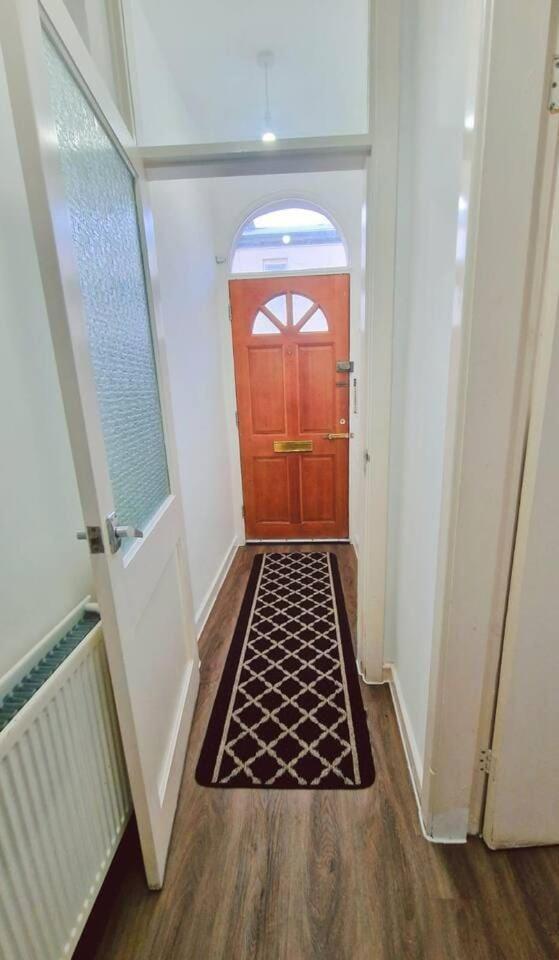 Beautiful Near Lfc Stadium Apartment